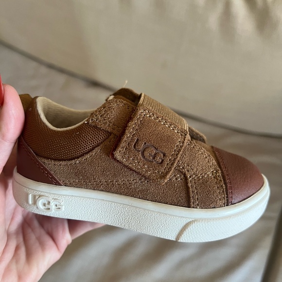 Baby/toddler UGG sneakers in size 6, brown. - Picture 2 of 4